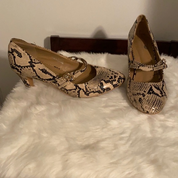 SHOES - Picture 7 of 8